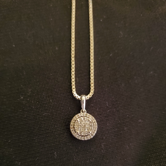Michael Hill Pendant with 1/4 Carat Total Weight of Diamonds in 10kt White Gold - Picture 10 of 15